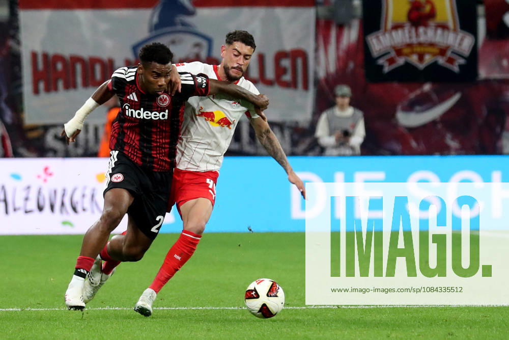 Fussball 1.Bundesliga, RB Leipzig - Eintracht Frankfurt v.l. Raphael Onyedika (Eintracht Frankfurt) Romulo (RB Leipzig) Zweikampf, Aktion, action, battle for the ball Leipzig