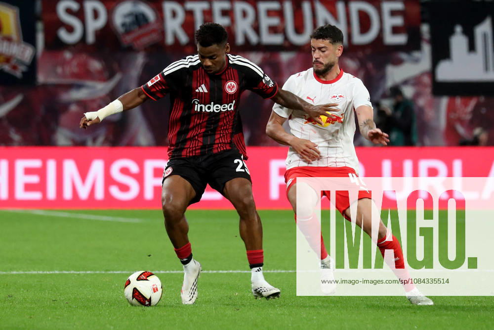 Fussball 1.Bundesliga, RB Leipzig - Eintracht Frankfurt v.l. Raphael Onyedika (Eintracht Frankfurt) Romulo (RB Leipzig) Zweikampf, Aktion, action, battle for the ball Leipzig