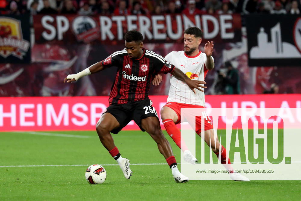 Fussball 1.Bundesliga, RB Leipzig - Eintracht Frankfurt v.l. Raphael Onyedika (Eintracht Frankfurt) Romulo (RB Leipzig) Zweikampf, Aktion, action, battle for the ball Leipzig