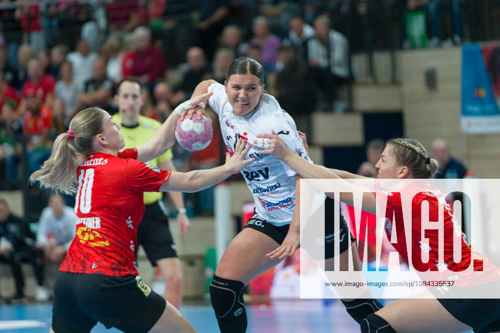 Viktoria Marksteiner (Halle, 10), Nina Ramusovic (Zwickau, 76), Ilona Kieffer (Halle, 72), SV Union Halle-Neustadt vs. BSV Sachsen Zwickau, Handball Bundesliga Frauen, 1. Bundesliga 5. Spieltag Saison 2026 27, 10.10.2026 Halle SWH Arena Sachsen-Anhalt Deutschland