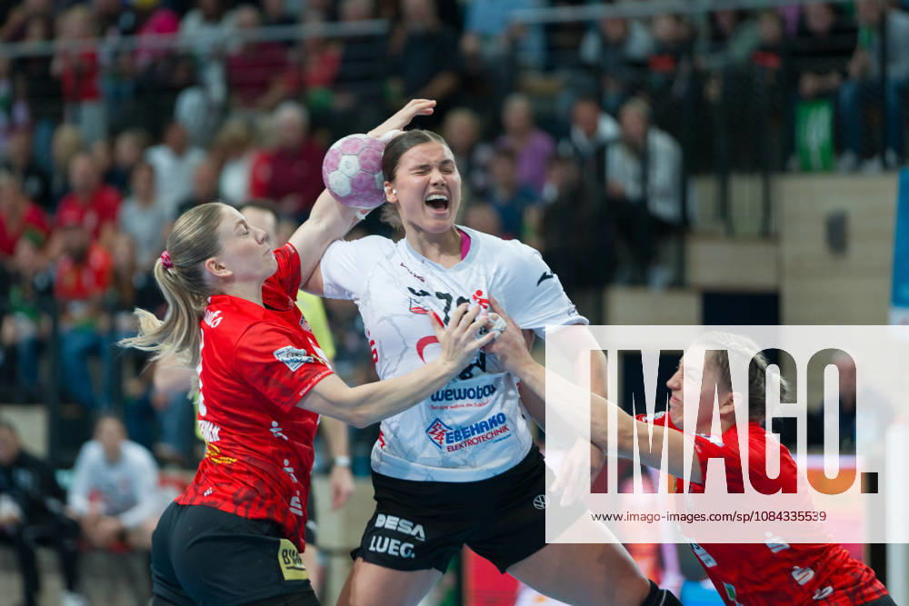 Viktoria Marksteiner (Halle, 10), Nina Ramusovic (Zwickau, 76), Ilona Kieffer (Halle, 72), SV Union Halle-Neustadt vs. BSV Sachsen Zwickau, Handball Bundesliga Frauen, 1. Bundesliga 5. Spieltag Saison 2026 27, 10.10.2026 Halle SWH Arena Sachsen-Anhalt Deutschland