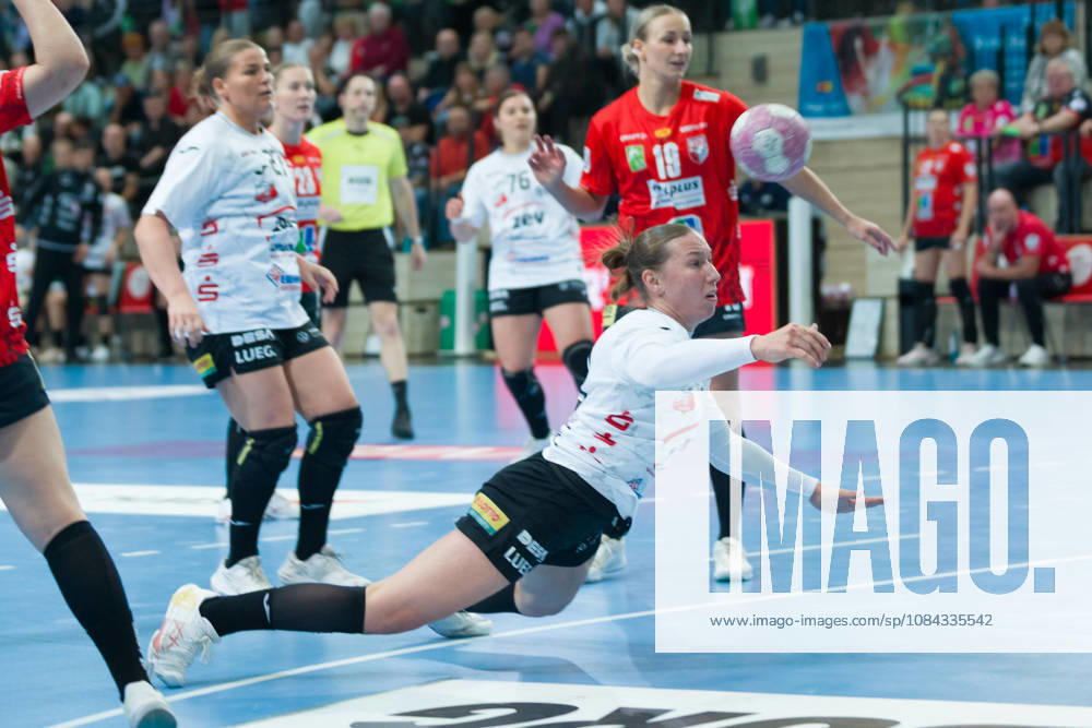 Zoe Stens (Zwickau, 73), Lea Gruber (Halle, 19), SV Union Halle-Neustadt vs. BSV Sachsen Zwickau, Handball Bundesliga Frauen, 1. Bundesliga 5. Spieltag Saison 2026 27, 10.10.2026 Halle SWH Arena Sachsen-Anhalt Deutschland