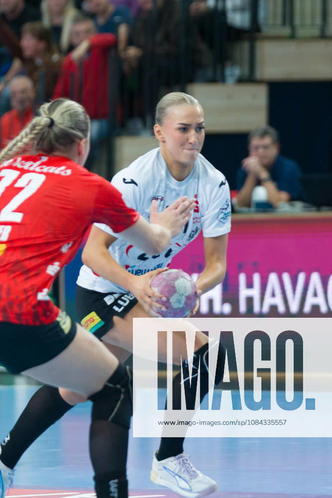 Ilona Kieffer (Halle, 72), Julia Niewiadomska (Zwickau, 44), SV Union Halle-Neustadt vs. BSV Sachsen Zwickau, Handball Bundesliga Frauen, 1. Bundesliga 5. Spieltag Saison 2026 27, 10.10.2026 Halle SWH Arena Sachsen-Anhalt Deutschland