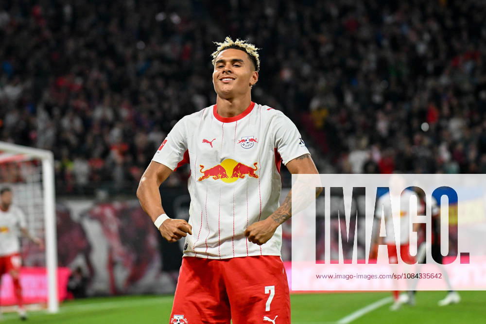 Fußball I Herren I Saison 2026-2027 I Bundesliga I 5. Spieltag I RB Leipzig - Eintracht Frankfurt I 10.10.2026 Torjubel Antonio Nusa (7, RB Leipzig) nach seinem Tor zum 5:0 Freisteller, Nahaufnahme, Porträt, Portrait, Einzelfoto, Einzelbild, Körper Leipzig Red Bull Arena Sachsen Deutschland