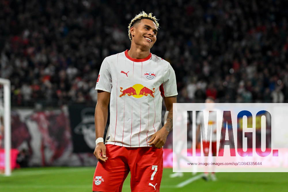 Fußball I Herren I Saison 2026-2027 I Bundesliga I 5. Spieltag I RB Leipzig - Eintracht Frankfurt I 10.10.2026 Torjubel Antonio Nusa (7, RB Leipzig) nach seinem Tor zum 5:0 Freisteller, Nahaufnahme, Porträt, Portrait, Einzelfoto, Einzelbild, Körper Leipzig Red Bull Arena Sachsen Deutschland