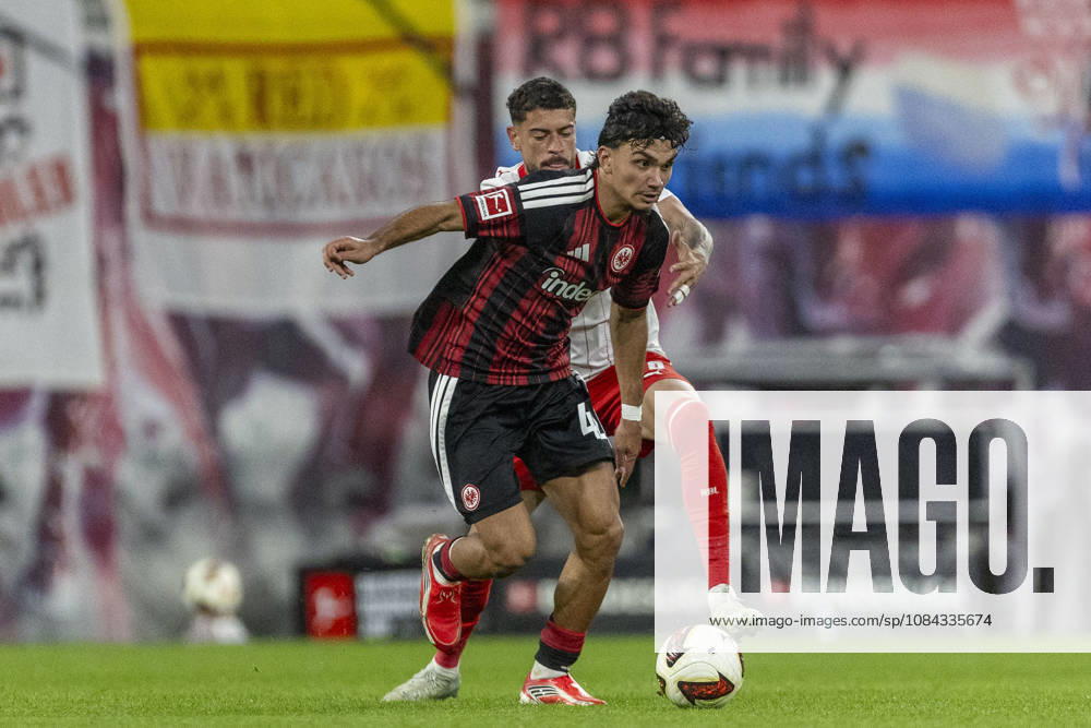 GER, Leipzig, Fussball, Bundesliga, 5. Spieltag, RB Leipzig vs. Eintracht Frankfurt im Bild v.l.: Can Uzun (Eintracht Frankfurt 42), Romulo Cardoso (RB Leipzig 40), Zweikampf 10.10.2026, Red-Bull Arena Leipzig DFL DFB REGULATIONS PROHIBIT ANY USE OF PHOTOGRAPHS AS IMAGE SEQUENCES AND OR QUASI-VIDEO, Leipzig Red-Bull Arena Sachsen Germany