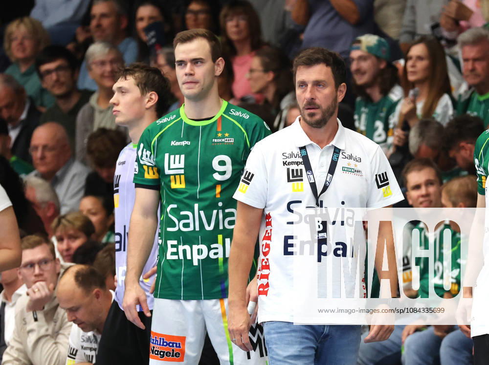 Deutschland, Göppingen, Handball Opel HBL Bundesliga, FRISCH AUF! Göppingen vs. SG BBM Bietigheim, v.l. Max Beneke (FAG), FAG Trainer Ben Matschke