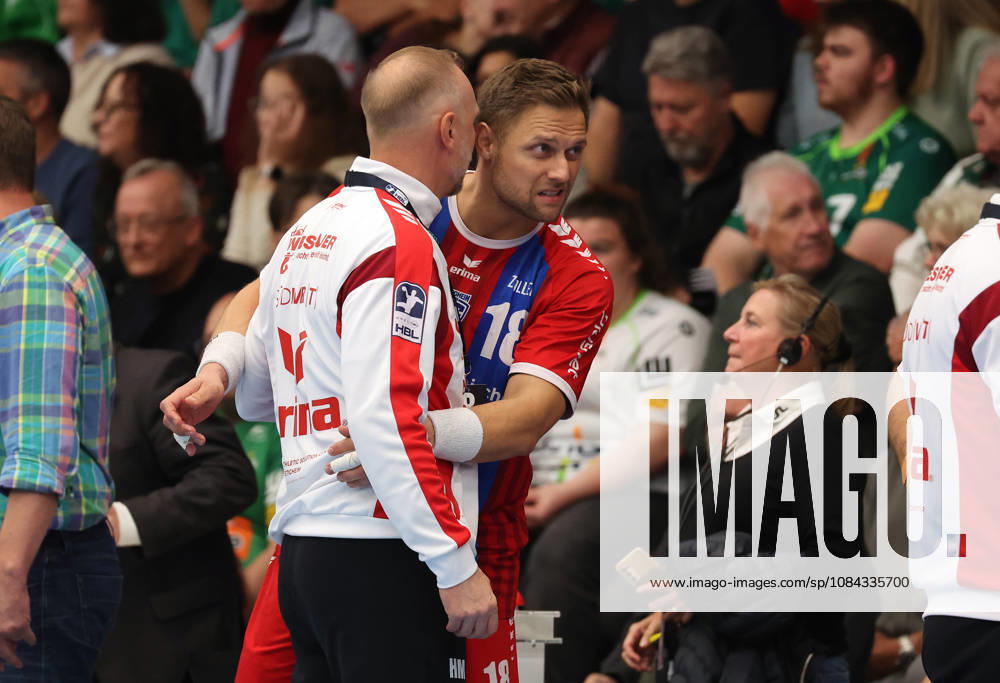 Deutschland, Göppingen, Handball Opel HBL Bundesliga, FRISCH AUF! Göppingen vs. SG BBM Bietigheim, BBM Trainer Hartmut Mayerhoffer, Fabian Wiederstein (BBM)