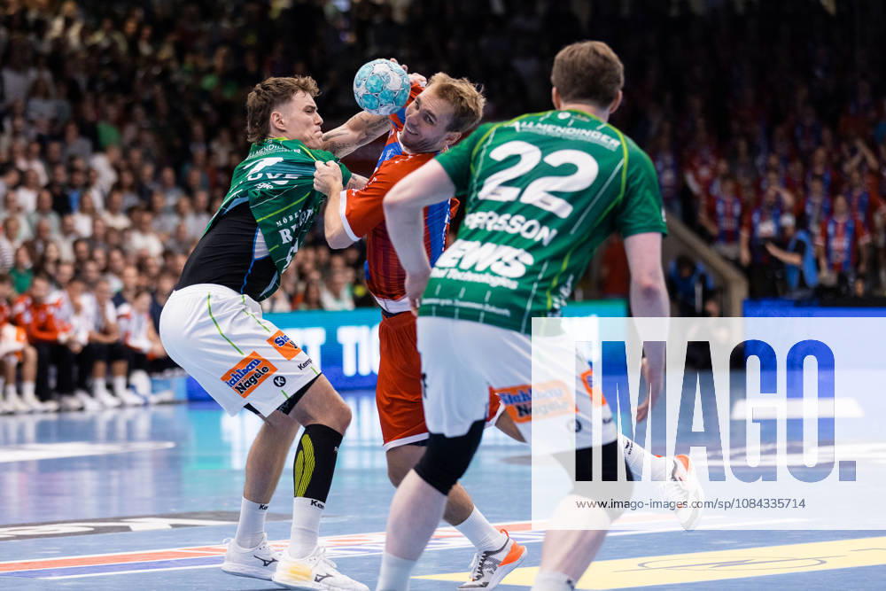 Mathias Rohde LARSON (SG BBM Bietigheim, 44) im Zweikampf gegen Victor KLOEVE (FRISCH AUF! Goeppingen, 07) GER, FRISCH AUF! Goeppingen vs. SG BBM Bietigheim, Handball, Bundesliga, OPEL HBL, 8. Spieltag, Spielzeit 2026 2027, 10.10.2026, GER, FRISCH AUF! Goeppingen vs. SG BBM Bietigheim, Handball, Bundesliga, OPEL HBL, 8. Spieltag, Spielzeit 2026 2027, 10.10.2026, Goeppingen
