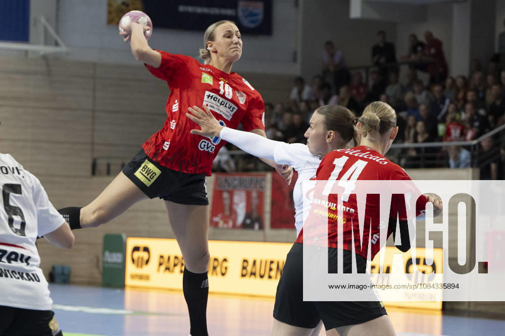 Alsco Handball Bundesliga Frauen, Saison 2026 2027 SV Union Halle-Neustadt vs.BSV Sachsen Zwickau Halle, Deutschland 09.September 2026: Im Bild:v.li.Lea Gruber (Halle), Zoe Stens (Zwickau) und Tina Wagenlader (Halle) Halle Saale SWH Arena Sachsen-Anhalt Deutschland