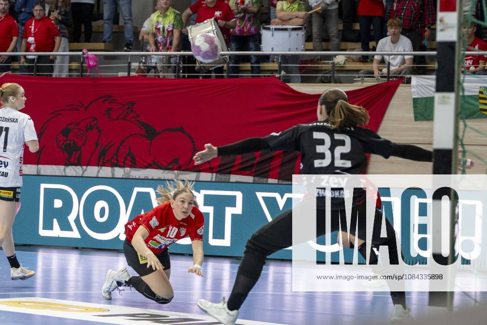 Alsco Handball Bundesliga Frauen, Saison 2026 2027 SV Union Halle-Neustadt vs.BSV Sachsen Zwickau Halle, Deutschland 09.September 2026: Im Bild:v.li.Viktoria Marksteiner (Halle) und Torfrau Alexandra Humpert (Zwickau) Halle Saale SWH Arena Sachsen-Anhalt Deutschland