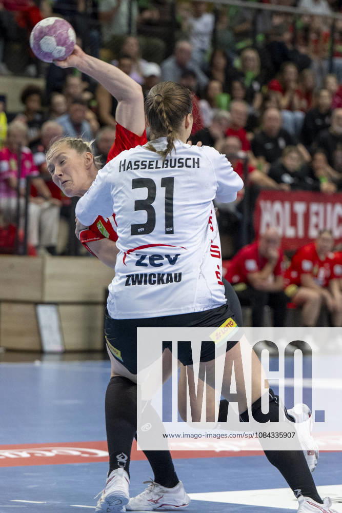 Alsco Handball Bundesliga Frauen, Saison 2026 2027 SV Union Halle-Neustadt vs.BSV Sachsen Zwickau Halle, Deutschland 09.September 2026: Im Bild:v. li. im Zweikampf Marie Polakova (Halle) und Victoria Hasselbusch (Zwickau) Halle Saale SWH Arena Sachsen-Anhalt Deutschland