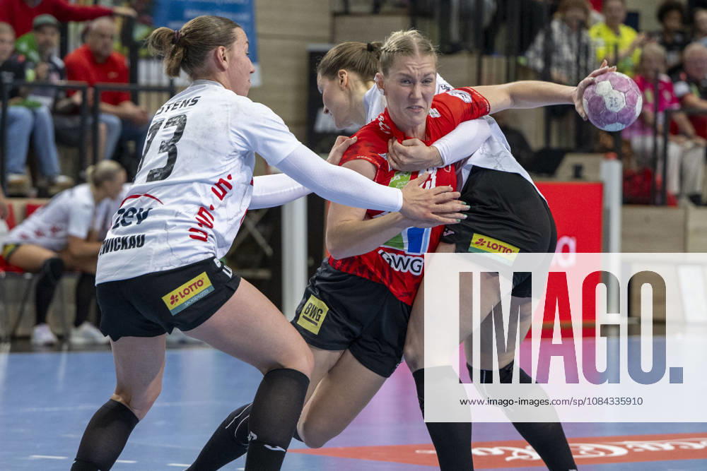 Alsco Handball Bundesliga Frauen, Saison 2026 2027 SV Union Halle-Neustadt vs.BSV Sachsen Zwickau Halle, Deutschland 09.September 2026: Im Bild:v. li. im Zweikampf Zoe Stens (Zwickau), Marie Polakova (Halle) und Victoria Hasselbusch (Zwickau) Halle Saale SWH Arena Sachsen-Anhalt Deutschland