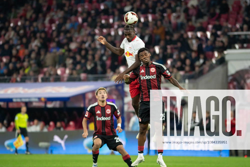 1. Fußball Bundesliga: RB Leipzig - Eintracht Frankfurt; 10.10.2026 Ezechiel Banzuzi (6, RB Leipzig) in der Luft gegen Raphael Onyedika (25, Eintracht Frankfurt). LEIPZIG, DEUTSCHLAND - OCTOBER 10: Bundesliga-Spiel RB Leipzig - Eintracht Frankfurt in der Red Bull Arena am 5. Spieltag der 1. Bundesliga am October 10, 2026 in Leipzig, Deutschland. DFL REGULATIONS PROHIBIT ANY USE OF PHOTOGRAPHS AS IMAGE SEQUENCES AND OR QUASI-VIDEO.