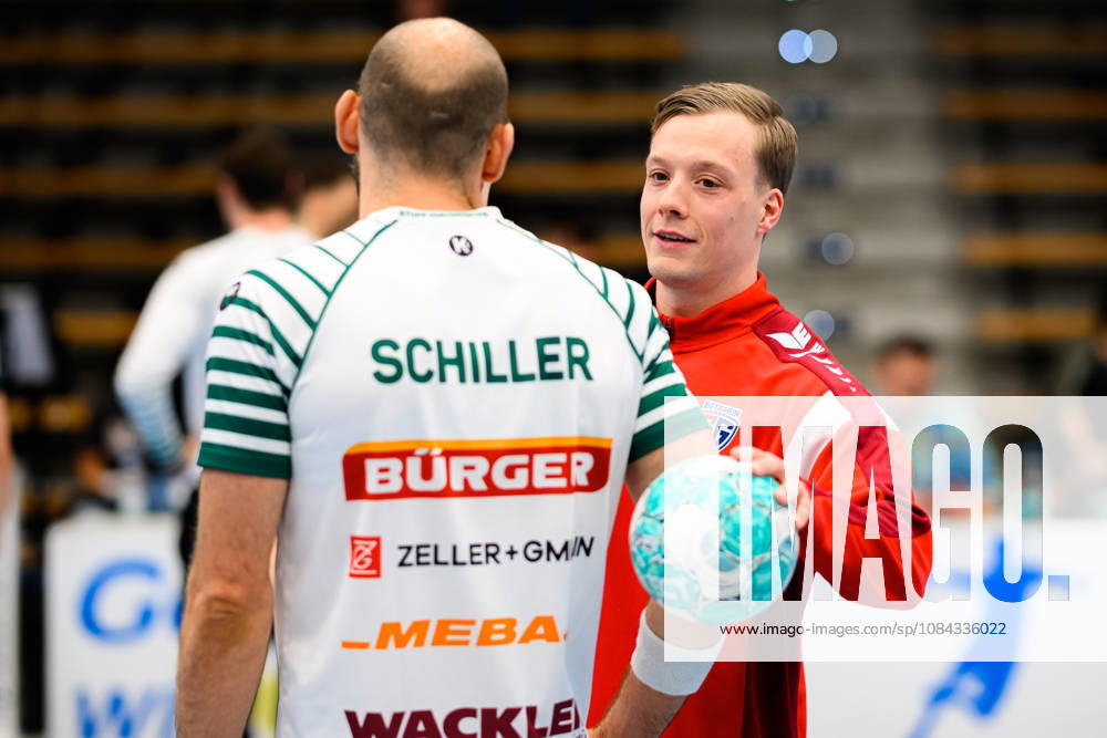 Goeppingen: HBL - 26 27 - Frisch Auf Goeppingen - SG BBM Bietigheim v.li. Marcel Schiller (Goeppingen), Till Hermann (Bietighiem) Goeppingen EWS Arena Baden-Württemberg Deutschland