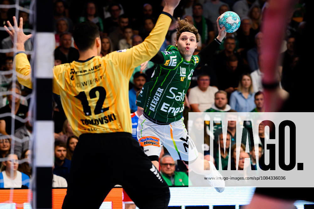 Goeppingen: HBL - 26 27 - Frisch Auf Goeppingen - SG BBM Bietigheim v.li. Torhueter Martin Tomovski (Bietigheim), Erik Persson (Goeppingen) Goeppingen EWS Arena Baden-Württemberg Deutschland