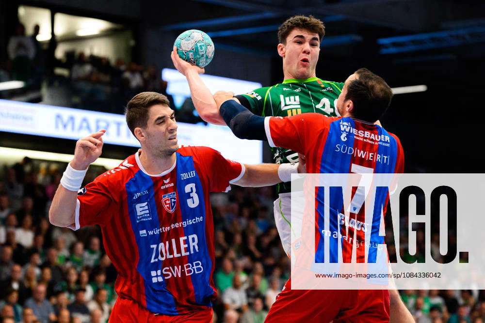 Goeppingen: HBL - 26 27 - Frisch Auf Goeppingen - SG BBM Bietigheim v. li. im Zweikampf Nikola Vlahovic (Bietigheim), Elias Newel (Goeppingen), Dominik Claus (Bietigheim) Goeppingen EWS Arena Baden-Württemberg Deutschland