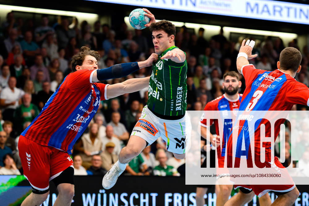 Goeppingen: HBL - 26 27 - Frisch Auf Goeppingen - SG BBM Bietigheim v. li. im Zweikampf Fynn Nicolaus (Bietigheim) und Elias Newel (Goeppingen) Goeppingen EWS Arena Baden-Württemberg Deutschland