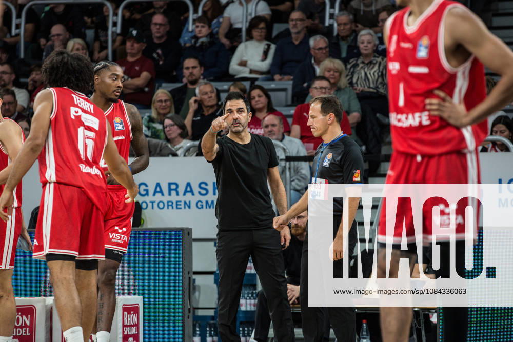 Bamberg, Deutschland 10. Oktober 2026: easyCredit BBL - 2026 2027 - 5. Spieltag - BMA365 Bamberg Baskets gegen Syntainics MBC Im Bild: Trainer Jesus Ramirez (Bamberg) zeigt auf sein Team Brose Arena Bayern