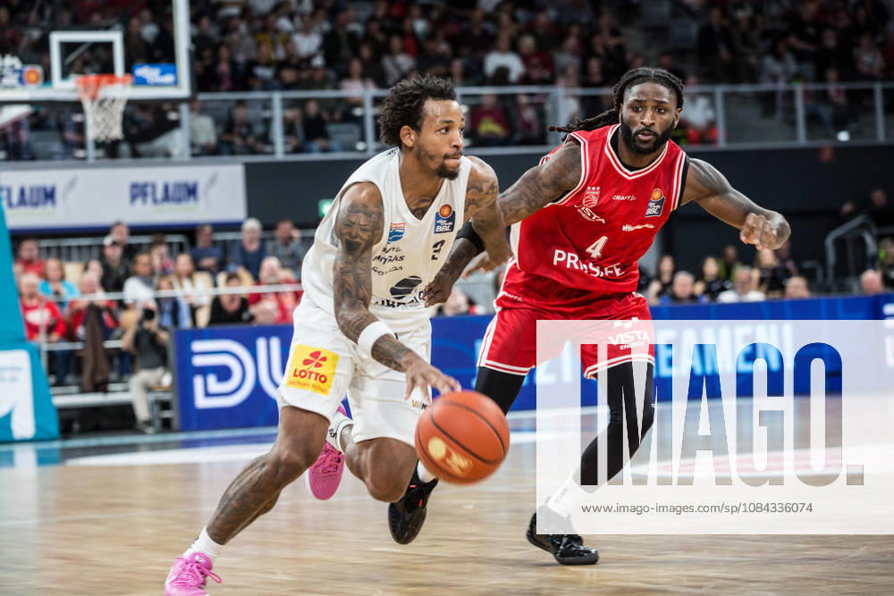 Bamberg, Deutschland 10. Oktober 2026: easyCredit BBL - 2026 2027 - 5. Spieltag - BMA365 Bamberg Baskets gegen Syntainics MBC Im Bild: v. li. DeLonnie Hunt (MBC Weißenfels) und Jordan Jones (Bamberg) Brose Arena Bayern