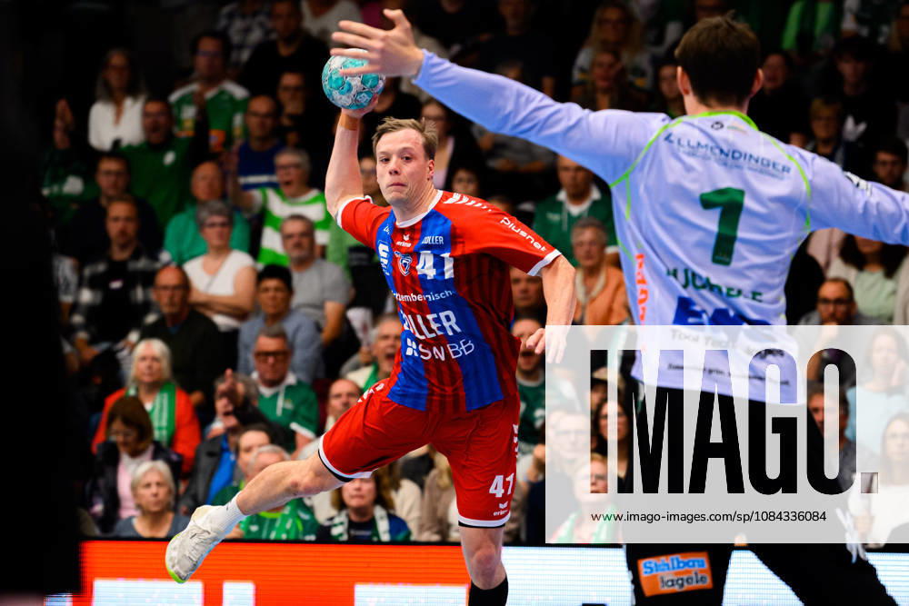 Goeppingen: HBL - 26 27 - Frisch Auf Goeppingen - SG BBM Bietigheim v.li. Till Hermann (Bietighiem), Torhueter Julian Buchele (Goeppingen) Goeppingen EWS Arena Baden-Württemberg Deutschland