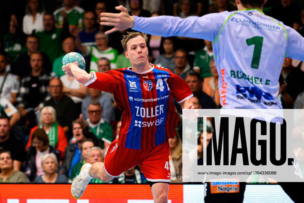 Goeppingen: HBL - 26 27 - Frisch Auf Goeppingen - SG BBM Bietigheim Till Hermann (Bietighiem), Torhueter Julian Buchele (Goeppingen) Goeppingen EWS Arena Baden-Württemberg Deutschland