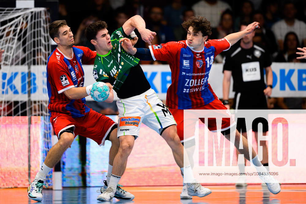 Goeppingen: HBL - 26 27 - Frisch Auf Goeppingen - SG BBM Bietigheim v.li. Nikola Vlahovic (Bietigheim), Elias Newel (Goeppingen), Fynn Nicolaus (Bietigheim) Goeppingen EWS Arena Baden-Württemberg Deutschland