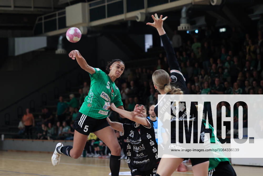 2026_10_10, Reinickendorfer Füchse Frauen-SG Nürtingen-Zizishausen, 5. Spieltag , 2. Bundesliga ,HBF,Handball, Sömmeringhalle Naomi Conze (Reinickendorfer Füchse Frauen, 05), wirft den Ball Berlin Berlin Germany