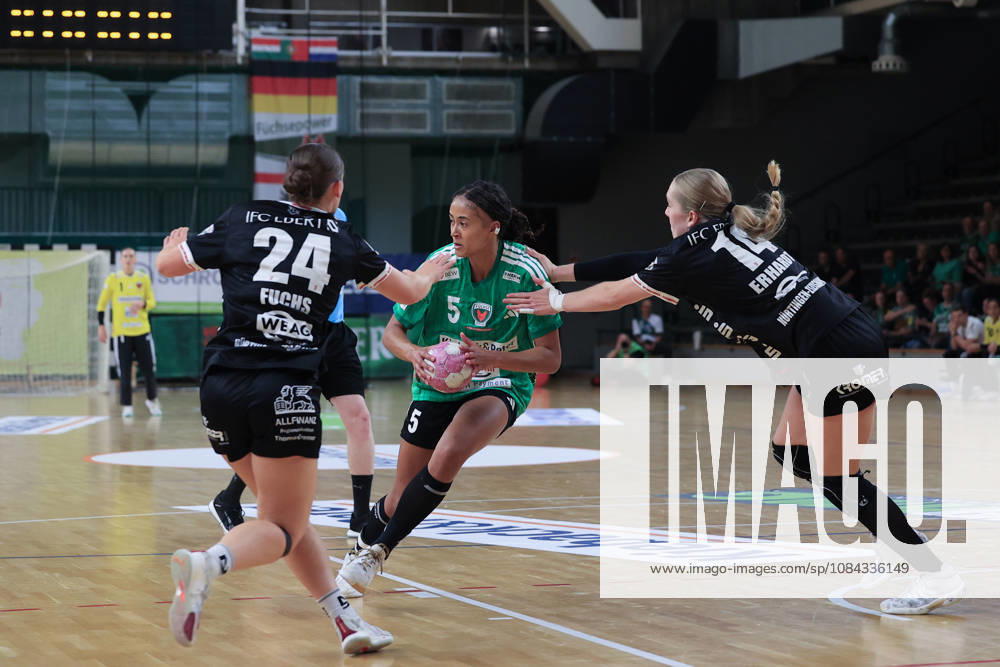 2026_10_10, Reinickendorfer Füchse Frauen-SG Nürtingen-Zizishausen, 5. Spieltag , 2. Bundesliga ,HBF,Handball, Sömmeringhalle Naomi Conze (Reinickendorfer Füchse Frauen, 05) in Bedrängnis Berlin Berlin Germany