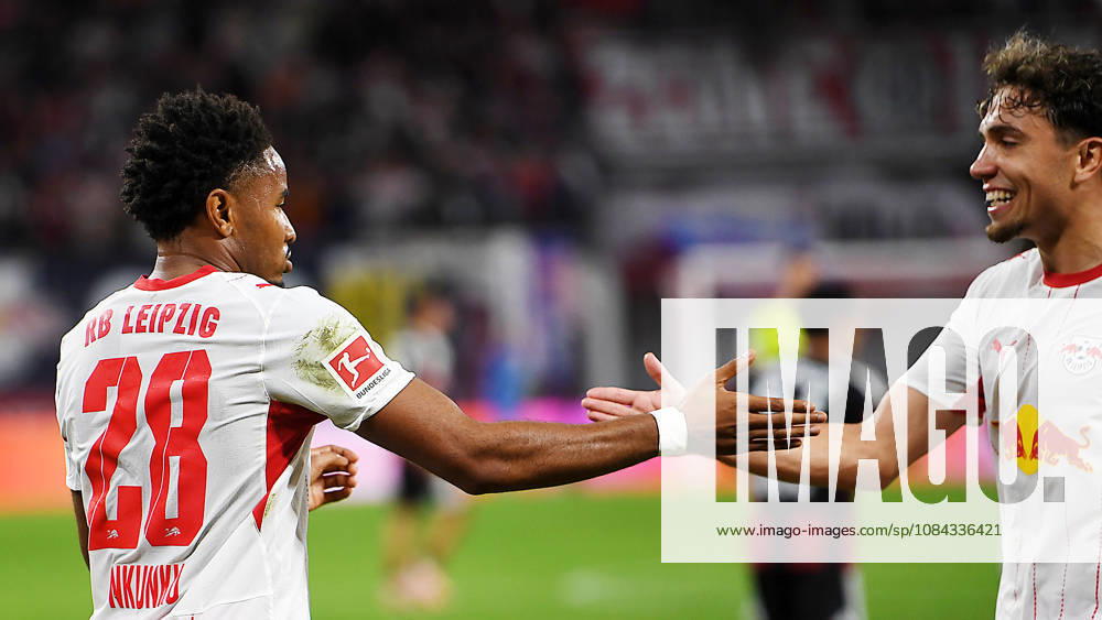Fußball Bundesliga, Saison 2026 2027, 5. Spieltag, RB Leipzig vs. SGE Eintracht Frankfurt (10.10.2026) Tor von Torschütze Christopher Nkunku (Mittelstürmer RB Leipzig, Rückennummer 28) (Mitte) zum 3:0 beim Bundesliga-Spiel Leipzig gegen Eintracht Frankfurt (10.10.2026). Mit Nkunku jubelt Neil El Aynaoui (Linksaußen RB Leipzig, Rückennummer 21) (re.) Leipzig Sachsen Deutschland Red-Bull Arena