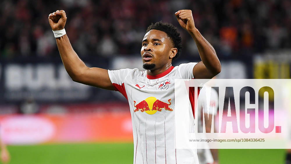Fußball Bundesliga, Saison 2026 2027, 5. Spieltag, RB Leipzig vs. SGE Eintracht Frankfurt (10.10.2026) Tor von Torschütze Christopher Nkunku (Mittelstürmer RB Leipzig, Rückennummer 28) (Mitte) zum 3:0 beim Bundesliga-Spiel Leipzig gegen Eintracht Frankfurt (10.10.2026). Nkunku jubelt über sein Tor vor den Fans. Leipzig Sachsen Deutschland Red-Bull Arena