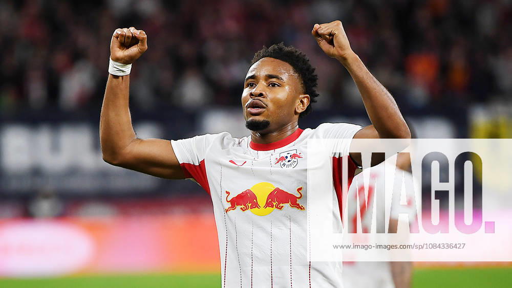 Fußball Bundesliga, Saison 2026 2027, 5. Spieltag, RB Leipzig vs. SGE Eintracht Frankfurt (10.10.2026) Tor von Torschütze Christopher Nkunku (Mittelstürmer RB Leipzig, Rückennummer 28) (Mitte) zum 3:0 beim Bundesliga-Spiel Leipzig gegen Eintracht Frankfurt (10.10.2026). Nkunku jubelt über sein Tor vor den Fans. Leipzig Sachsen Deutschland Red-Bull Arena