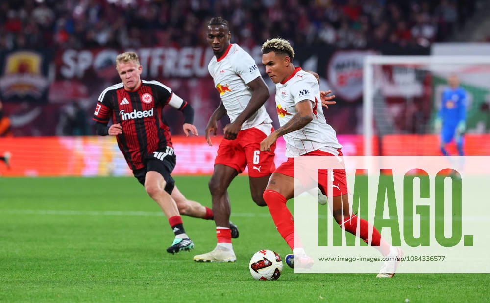 RB Leipzig - Frankfurt Bundesliga Leipzig, 10.10.2026, Red Bull Arena, Fussball, Bundesliga, Spieltag 5 , RB Leipzig vs. SG Eintracht Frankfurt , Im Bild v.l.: Robin Koch (4, Frankfurt) , Ezechiel Banzuzi (6, RB Leipzig) und Antonio Nusa (7, RB Leipzig) ,