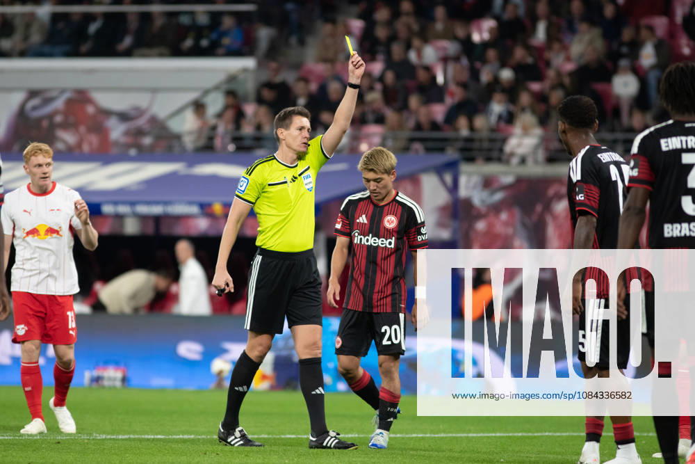 1. Fußball Bundesliga: RB Leipzig - Eintracht Frankfurt; 10.10.2026 Schiedsrichter Daniel Siebert zeigt die Gelbe Karte, Verwarnung. LEIPZIG, DEUTSCHLAND - OCTOBER 10: Bundesliga-Spiel RB Leipzig - Eintracht Frankfurt in der Red Bull Arena am 5. Spieltag der 1. Bundesliga am October 10, 2026 in Leipzig, Deutschland. DFL REGULATIONS PROHIBIT ANY USE OF PHOTOGRAPHS AS IMAGE SEQUENCES AND OR QUASI-VIDEO.