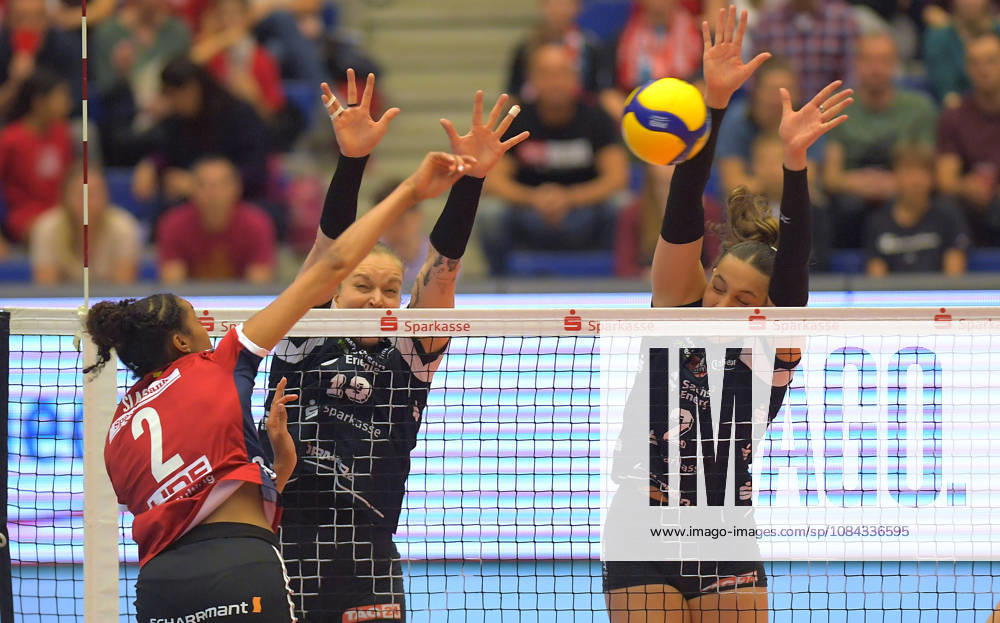 Stuttgarts Leilani Slacanin, hinten Dresdens Lena Kindermann und Raeven Chase, Volleyball, 1. Bundesliga, Dresdner SC - MTV Allianz Stuttgart, (c) Dresden
