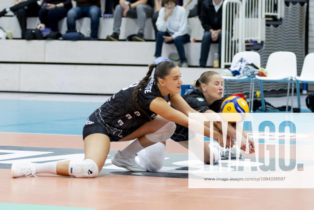 DEKRA 1. Bundesliga Frauen: Schwarz-Weiss Erfurt vs. Rote Raben Vilsbiburg; Erfurt; 10.10.2026 Alice Clemente ( 8; Rote Raben Vilsbiburg) (links) und Luisa Keller ( 3; Rote Raben Vilsbiburg) (rechts) DEKRA 1. Bundesliga Frauen: Schwarz-Weiss Erfurt vs. Rote Raben Vilsbiburg; Riethsporthalle Erfurt
