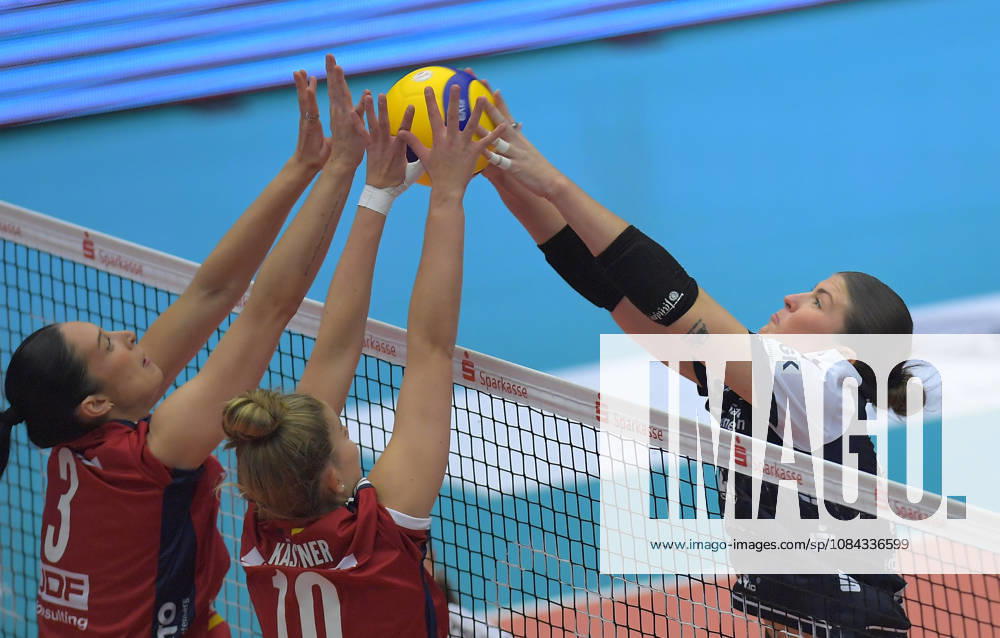 Dresdens Mackenzie Foley und Stuttgarts Jasmine Gros und Pia Kästner am Ball am Netz, Volleyball, 1. Bundesliga, Dresdner SC - MTV Allianz Stuttgart, (c) Dresden