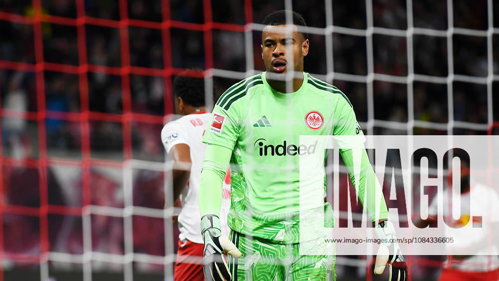 Fußball Bundesliga, Saison 2026 2027, 5. Spieltag, RB Leipzig vs. SGE Eintracht Frankfurt (10.10.2026) Noah Atubolu (Torwart Frankfurt, Rückennummer 1) ärgert sich nach dem 4:0 von Torschütze Christopher Nkunku (Mittelstürmer RB Leipzig, Rückennummer 28) (hinten) beim Bundesliga-Spiel Leipzig gegen Eintracht Frankfurt (10.10.2026). Leipzig Sachsen Deutschland Red-Bull Arena