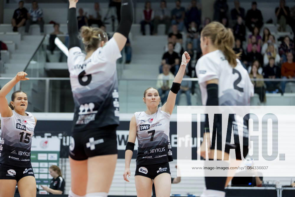 DEKRA 1. Bundesliga Frauen: Schwarz-Weiss Erfurt vs. Rote Raben Vilsbiburg; Erfurt; 10.10.2026 Jubel, Alix de Micheli ( 15; Schwarz-Weiss Erfurt) (links) und Teresa Ziegenbalg ( 7; Schwarz-Weiss Erfurt) mit Mannschaft DEKRA 1. Bundesliga Frauen: Schwarz-Weiss Erfurt vs. Rote Raben Vilsbiburg; Riethsporthalle Erfurt