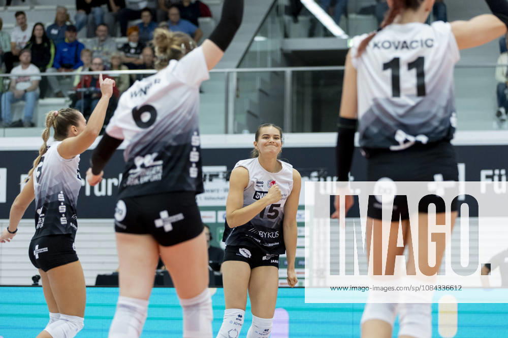 DEKRA 1. Bundesliga Frauen: Schwarz-Weiss Erfurt vs. Rote Raben Vilsbiburg; Erfurt; 10.10.2026 Jubel, Alix de Micheli ( 15; Schwarz-Weiss Erfurt) (Bildmitte) DEKRA 1. Bundesliga Frauen: Schwarz-Weiss Erfurt vs. Rote Raben Vilsbiburg; Riethsporthalle Erfurt