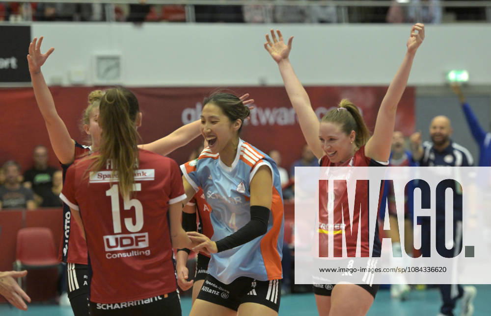 Stuttgarter Jubel, re. Eleanor Holthaus, Volleyball, 1. Bundesliga, Dresdner SC - MTV Allianz Stuttgart, (c) Dresden