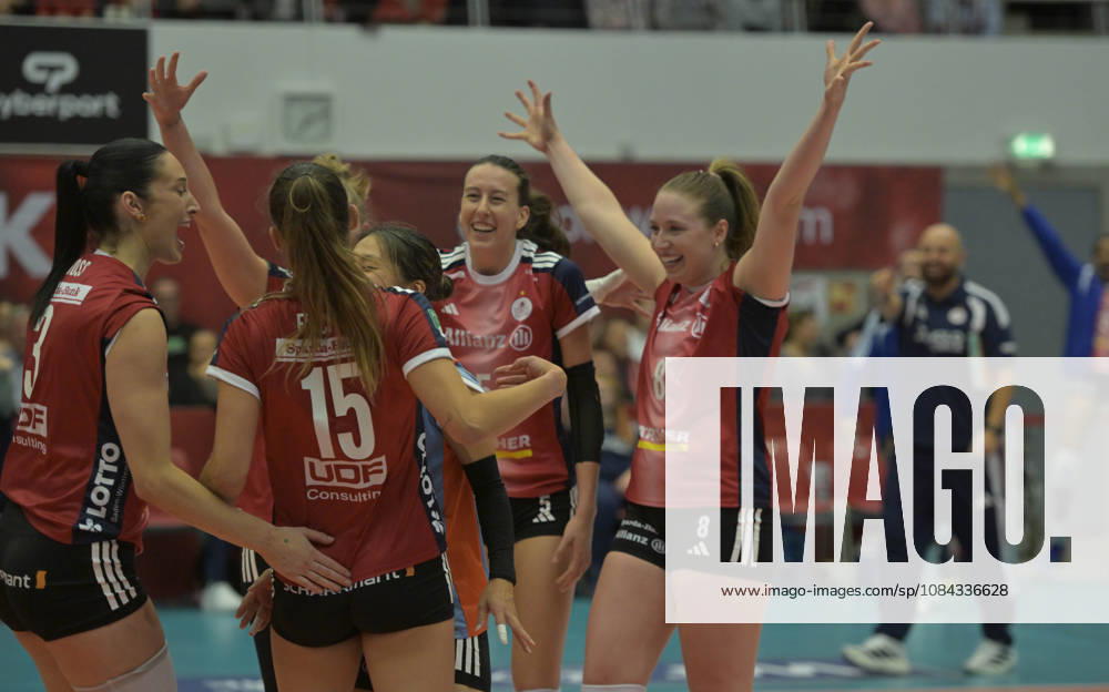Stuttgarter Jubel, re. Eleanor Holthaus, und Konstantin Bitter, Volleyball, 1. Bundesliga, Dresdner SC - MTV Allianz Stuttgart, (c) Dresden