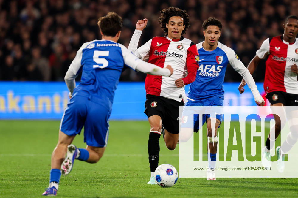 2026-10-10 Feyenoord v AZ Alkmaar - Dutch Eredivisie ROTTERDAM, NETHERLANDS - OCTOBER 10: Gjivai Zechiel of Feyenoord is challenged by Mateo Chavez of AZ Alkmaar during the Dutch Eredivisie match between Feyenoord and AZ Alkmaar at Stadion Feijenoord on October 10, 2026 in Rotterdam, Netherlands. Rotterdam Stadion Feijenoord Netherlands Content not available for redistribution in The Netherlands directly or indirectly through any third parties.