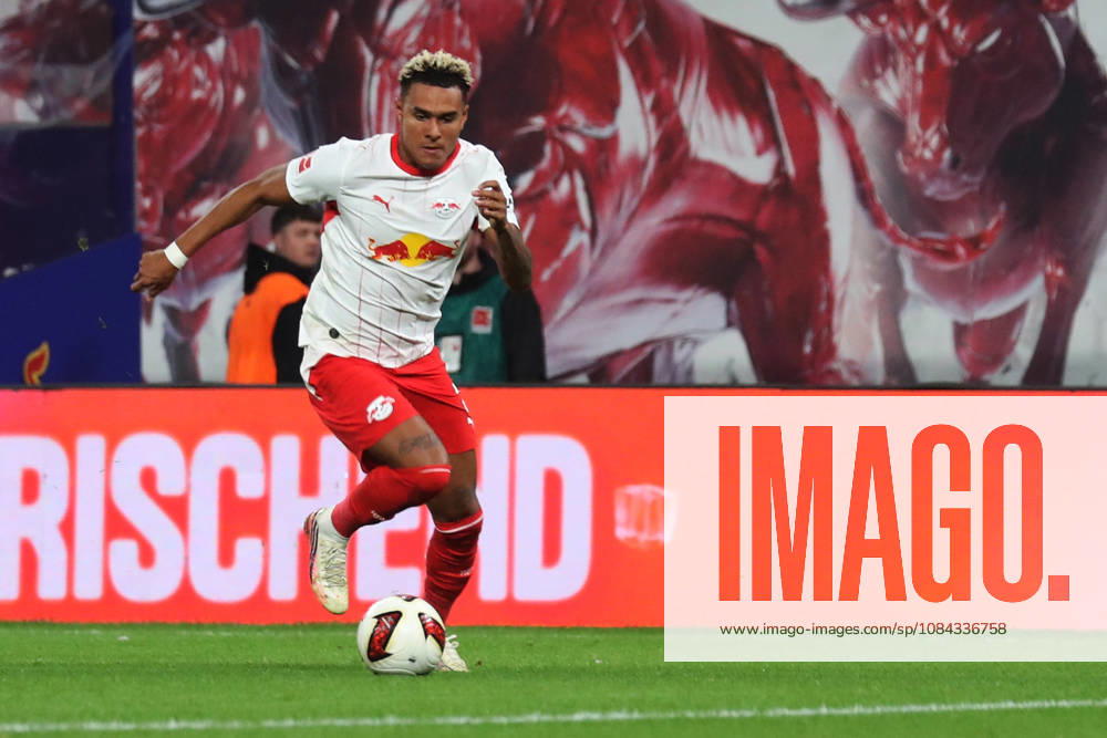 Fussball 1.Bundesliga, RB Leipzig - Eintracht Frankfurt v.l. Antonio Nusa (RB Leipzig) vor dem Tor zum 5:0 Leipzig