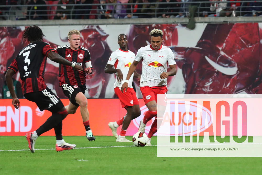 Fussball 1.Bundesliga, RB Leipzig - Eintracht Frankfurt v.l. Antonio Nusa (RB Leipzig) Torschuetze, erzielt das Tor, Treffer, scores the goal 5:0 Leipzig