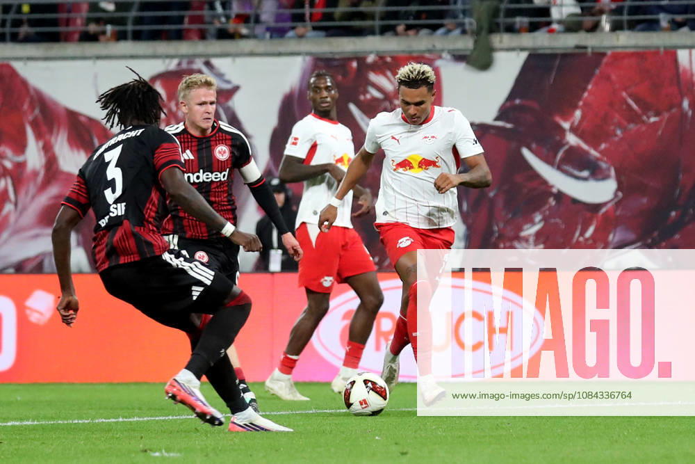 Fussball 1.Bundesliga, RB Leipzig - Eintracht Frankfurt v.l. Antonio Nusa (RB Leipzig) Torschuetze, erzielt das Tor, Treffer, scores the goal 5:0 Leipzig