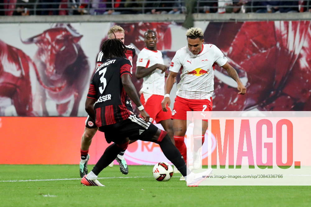 Fussball 1.Bundesliga, RB Leipzig - Eintracht Frankfurt v.l. Antonio Nusa (RB Leipzig) Torschuetze, erzielt das Tor, Treffer, scores the goal 5:0 Leipzig