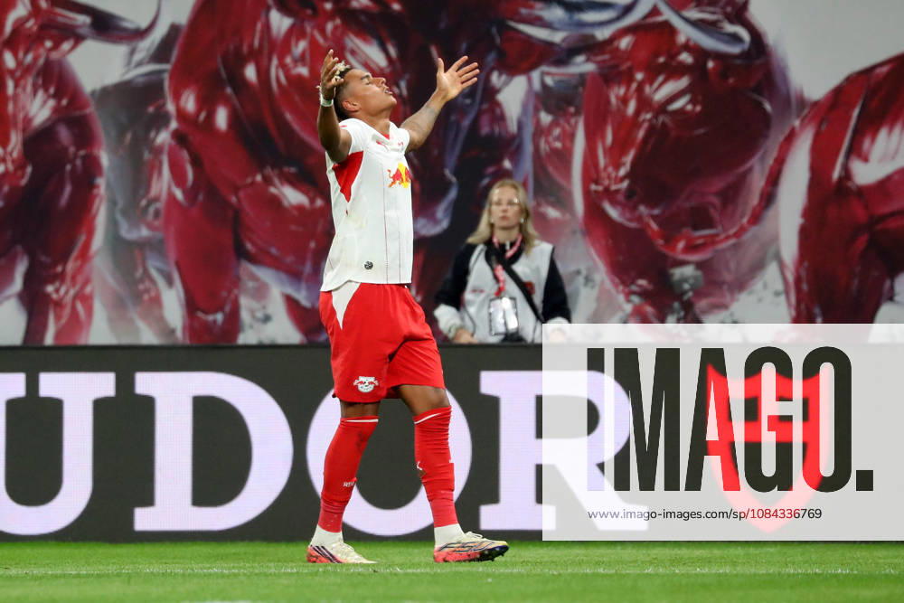 Fussball 1.Bundesliga, RB Leipzig - Eintracht Frankfurt v.l. Torjubel nach dem Tor zum celebrating the goal celebrate 5:0 durch Antonio Nusa (RB Leipzig) Leipzig