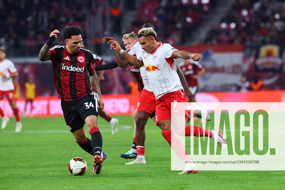 RB Leipzig - Frankfurt Bundesliga Leipzig, 10.10.2026, Red Bull Arena, Fussball, Bundesliga, Spieltag 5 , RB Leipzig vs. SG Eintracht Frankfurt , Im Bild v.l.: Nnamdi Collins (34, Frankfurt) und Antonio Nusa (7, RB Leipzig) ,