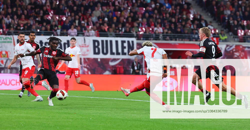 RB Leipzig - Frankfurt Bundesliga Leipzig, 10.10.2026, Red Bull Arena, Fussball, Bundesliga, Spieltag 5 , RB Leipzig vs. SG Eintracht Frankfurt , Tor für Leipzig zum5:0. Im Bild: Torschütze Antonio Nusa (7, RB Leipzig) zieht ab und trifft ,